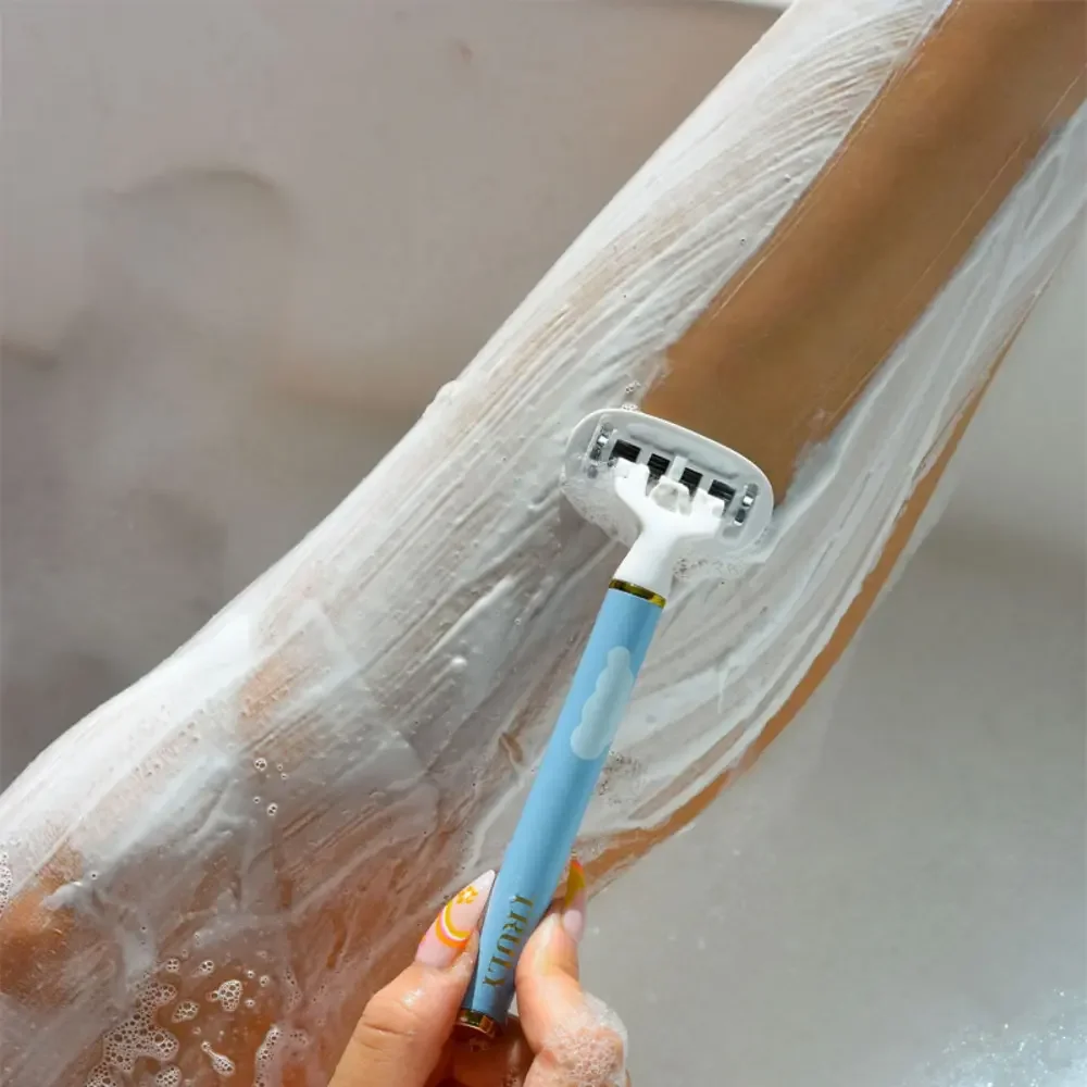 Truly Beauty Razors & Bag —#057 - Picture 6 of 15